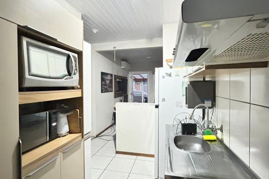 Cozinha de casa à venda com 2 quartos, 45m² em Olaria, Canoas