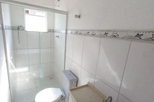 Banheiro de apartamento para alugar com 2 quartos, 53m² em Caieiras, Vespasiano