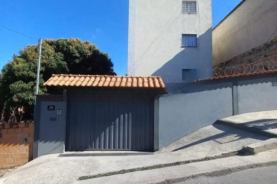 Fachada de apartamento para alugar com 2 quartos, 53m² em Caieiras, Vespasiano