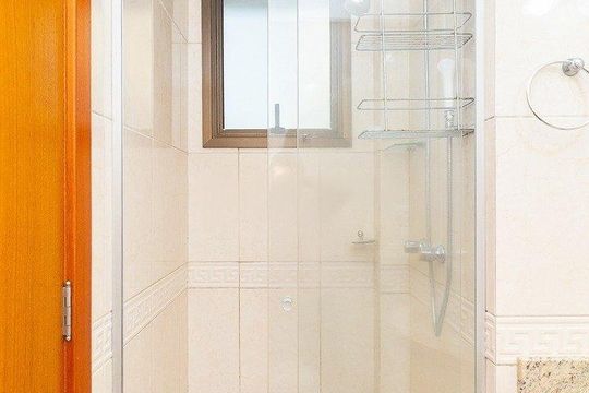 Banheiro 2 de kitnet/studio à venda com 3 quartos, 99m² em Menino Deus, Porto Alegre