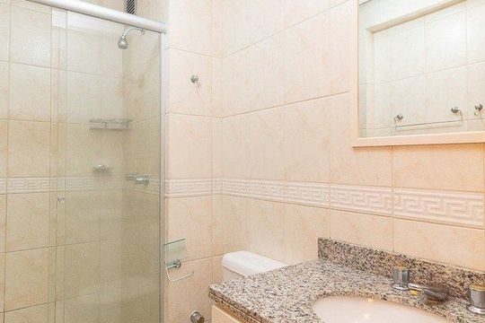 Banheiro 1 de kitnet/studio à venda com 3 quartos, 99m² em Menino Deus, Porto Alegre