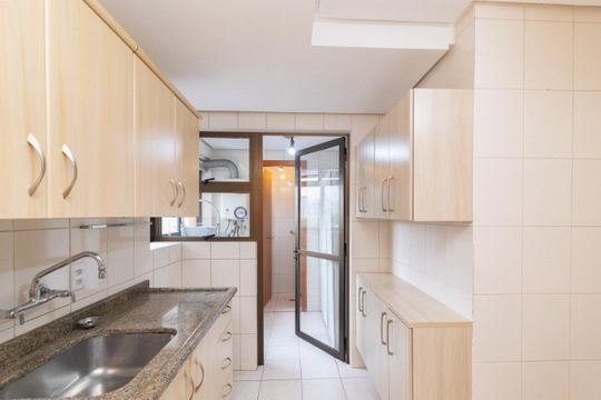 Cozinha de kitnet/studio à venda com 3 quartos, 99m² em Menino Deus, Porto Alegre