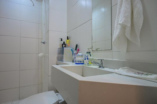 Banheiro de apartamento à venda com 2 quartos, 43m² em Vila Andrade, São Paulo