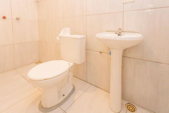 Banheiro de kitnet/studio para alugar com 1 quarto, 38m² em Interlagos, São Paulo