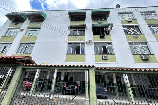 Fachada + plaquinha de apartamento à venda com 2 quartos, 58m² em Jardim Sulacap, Rio de Janeiro