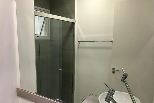 Banheiro de apartamento à venda com 2 quartos, 49m² em Jardim Ubirajara, São Paulo