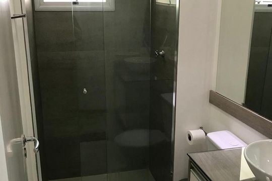 Banheiro de apartamento à venda com 2 quartos, 49m² em Jardim Ubirajara, São Paulo