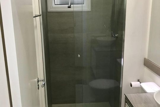 Banheiro de apartamento à venda com 2 quartos, 49m² em Jardim Ubirajara, São Paulo