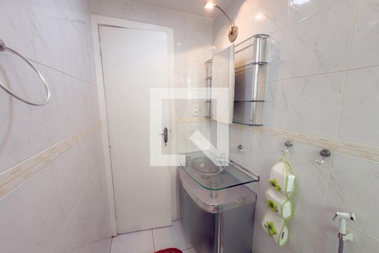 Banheiro de apartamento para alugar com 3 quartos, 70m² em Olaria, Rio de Janeiro