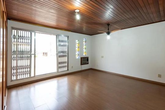 Suíte de casa à venda com 4 quartos, 230m² em Cavalhada, Porto Alegre