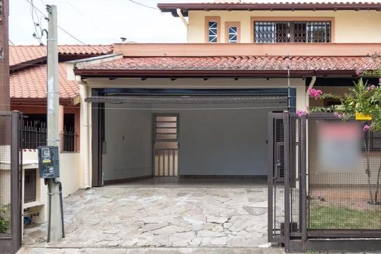 Fachada de casa à venda com 4 quartos, 230m² em Cavalhada, Porto Alegre