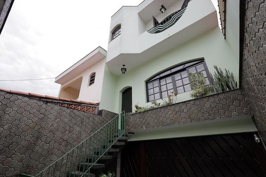 Fachada de casa à venda com 3 quartos, 250m² em Jardim Monte Libano, Santo André