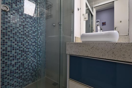 Banheiro de apartamento à venda com 2 quartos, 48m² em Parque Jaçatuba, Santo André