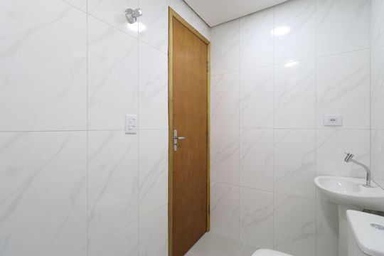 Banheiro de kitnet/studio para alugar com 1 quarto, 30m² em Vila Romana, São Paulo