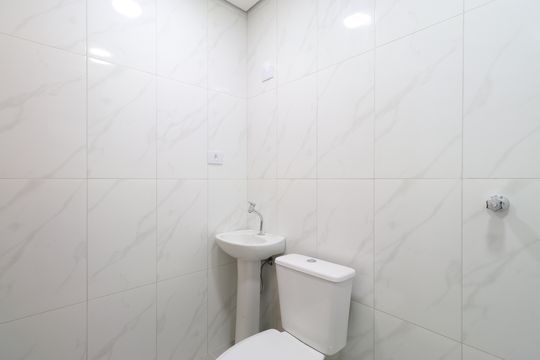 Banheiro de kitnet/studio para alugar com 1 quarto, 24m² em Vila Romana, São Paulo