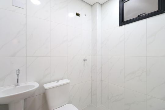 Banheiro de kitnet/studio para alugar com 1 quarto, 24m² em Vila Romana, São Paulo