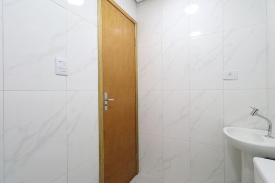 Banheiro de kitnet/studio para alugar com 1 quarto, 24m² em Vila Romana, São Paulo
