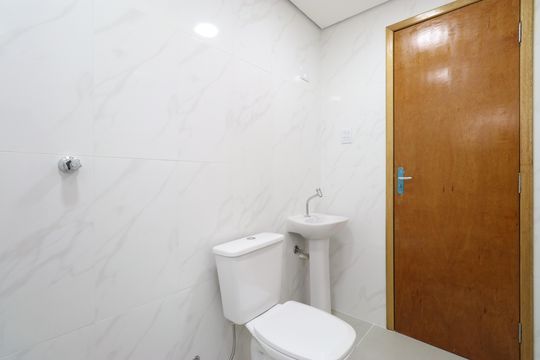 Banheiro de kitnet/studio para alugar com 2 quartos, 50m² em Vila Romana, São Paulo