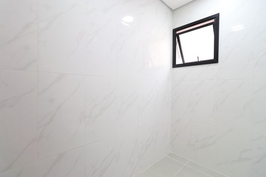 Banheiro de kitnet/studio para alugar com 2 quartos, 50m² em Vila Romana, São Paulo