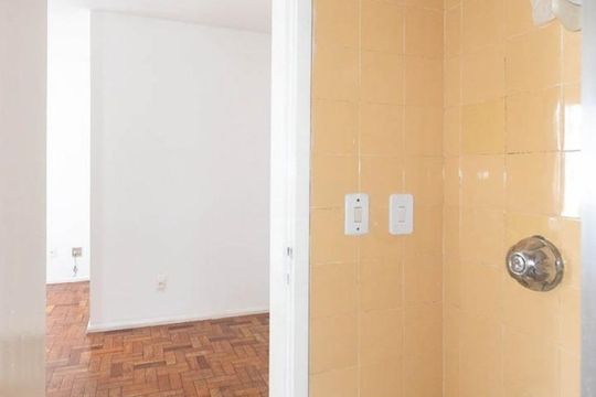 Banheiro de apartamento para alugar com 1 quarto, 30m² em Independência, Porto Alegre