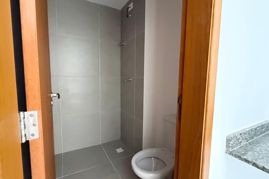 Banheiro Social de apartamento para alugar com 1 quarto, 55m² em Balneario Cidade Atlantica, Guarujá