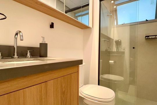 Banheiro de kitnet/studio para alugar com 1 quarto, 31m² em Pinheiros, São Paulo