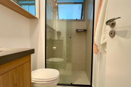 Banheiro de kitnet/studio para alugar com 1 quarto, 31m² em Pinheiros, São Paulo