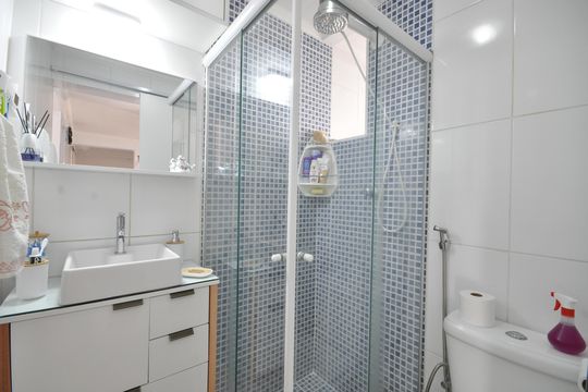 Banheiro de apartamento à venda com 3 quartos, 52m² em Vila Sabrina, São Paulo
