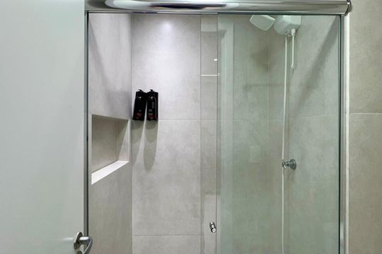 Banheiro de kitnet/studio para alugar com 1 quarto, 30m² em Pinheiros, São Paulo