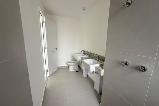 Banheiro da Suíte 2 de apartamento à venda com 2 quartos, 107m² em Alphaville Empresarial, Barueri