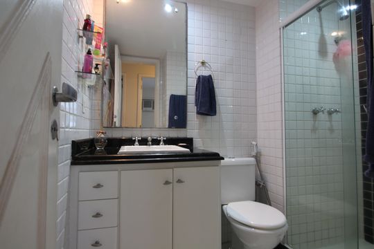 Banheiro Social de apartamento à venda com 4 quartos, 240m² em Barra Olímpica, Rio de Janeiro
