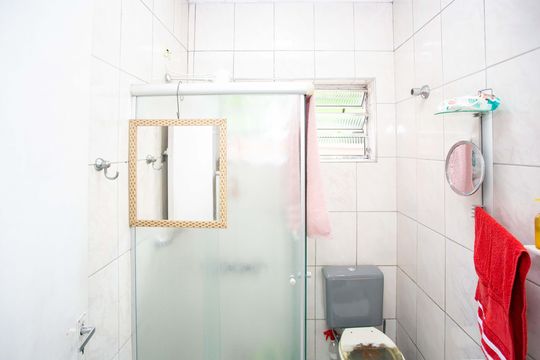 Banheiro Social de casa à venda com 2 quartos, 134m² em Canhema, Diadema