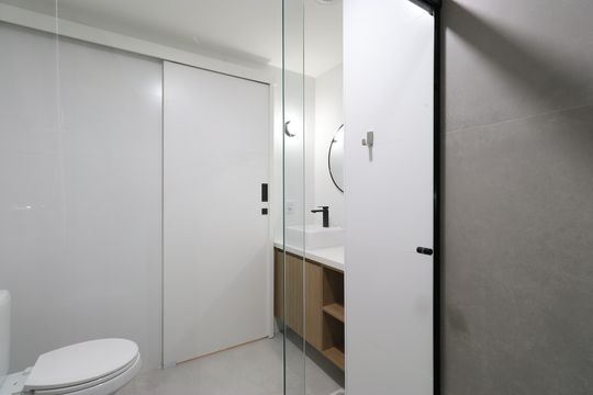 Banheiro  de kitnet/studio para alugar com 1 quarto, 24m² em Pompeia, São Paulo