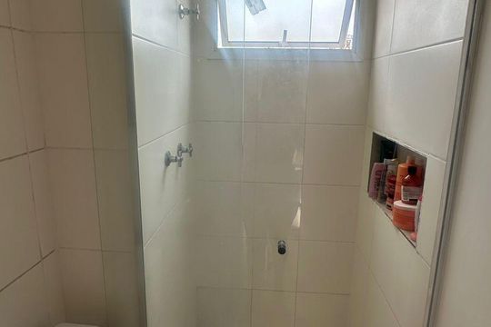 Banheiro de apartamento à venda com 2 quartos, 47m² em Vila Osasco, Osasco