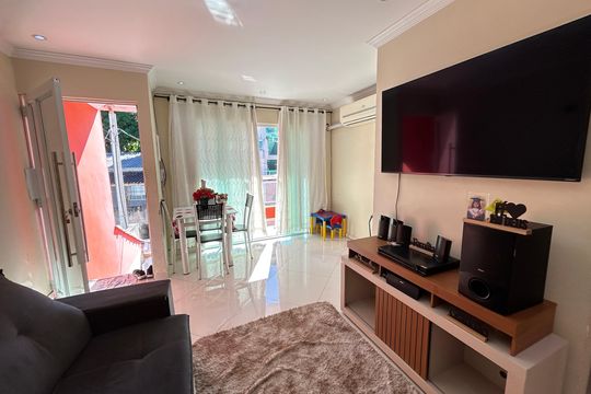 Sala de casa de condomínio à venda com 3 quartos, 128m² em Vila Valqueire, Rio de Janeiro