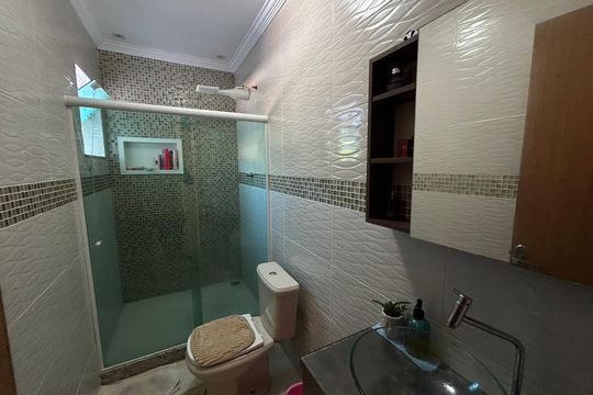 Banheiro de casa de condomínio à venda com 3 quartos, 128m² em Vila Valqueire, Rio de Janeiro
