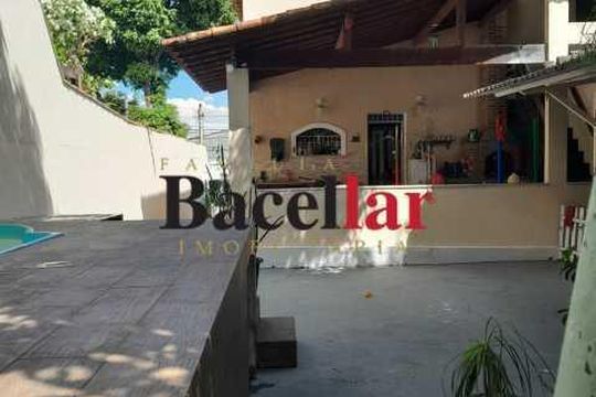 Casa à venda com 5 quartos, 250m² em Vila Valqueire, Rio de Janeiro
