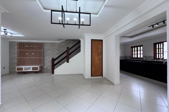 Sala de casa à venda com 4 quartos, 200m² em Vargem Grande, Rio de Janeiro