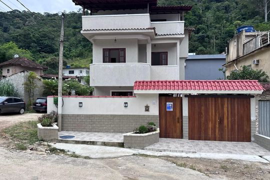 Fachada de casa à venda com 4 quartos, 200m² em Vargem Grande, Rio de Janeiro
