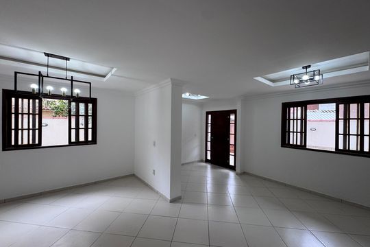 Sala de casa à venda com 4 quartos, 200m² em Vargem Grande, Rio de Janeiro