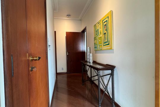 Corredor de apartamento à venda com 4 quartos, 257m² em Cambuí, Campinas
