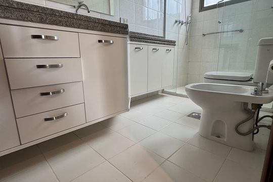 Banheiro de apartamento à venda com 4 quartos, 257m² em Cambuí, Campinas