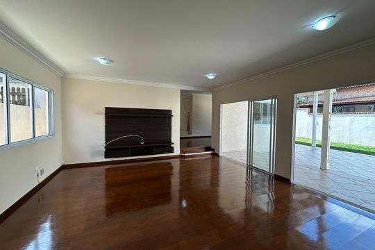 Sala de TV de casa de condomínio para alugar com 3 quartos, 260m² em Residencial das Estrelas, Barueri