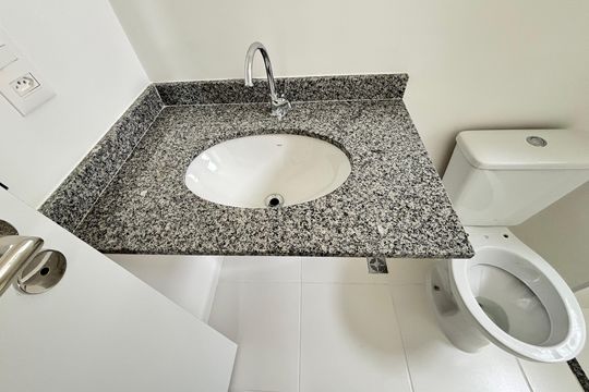 Banheiro de apartamento para alugar com 2 quartos, 42m² em Campo Belo, São Paulo