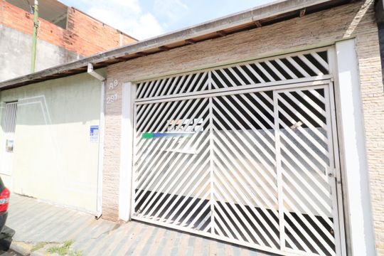 Fachada de casa à venda com 3 quartos, 215m² em Jardim Roberto, Osasco