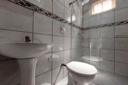 Banheiro de casa para alugar com 2 quartos, 55m² em Morro das Pedras, Florianópolis
