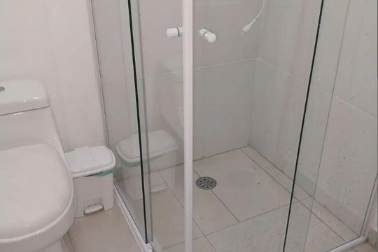 Banheiro de casa de condomínio para alugar com 2 quartos, 64m² em Parque Enseada, Guarujá