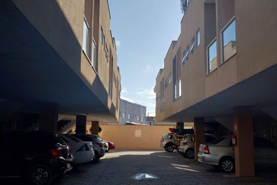 Estacionamento de casa de condomínio para alugar com 2 quartos, 64m² em Parque Enseada, Guarujá