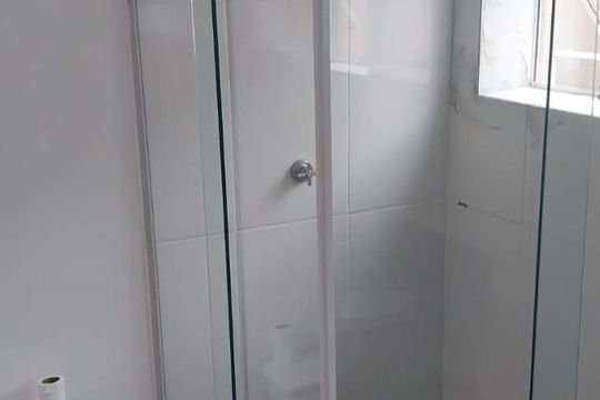 Banheiro de casa de condomínio para alugar com 2 quartos, 64m² em Parque Enseada, Guarujá