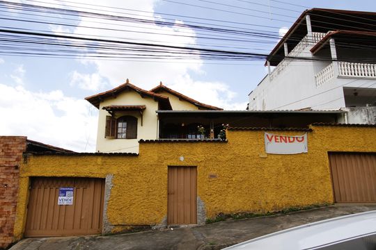 Fachada de casa à venda com 4 quartos, 360m² em Jardim América, Belo Horizonte